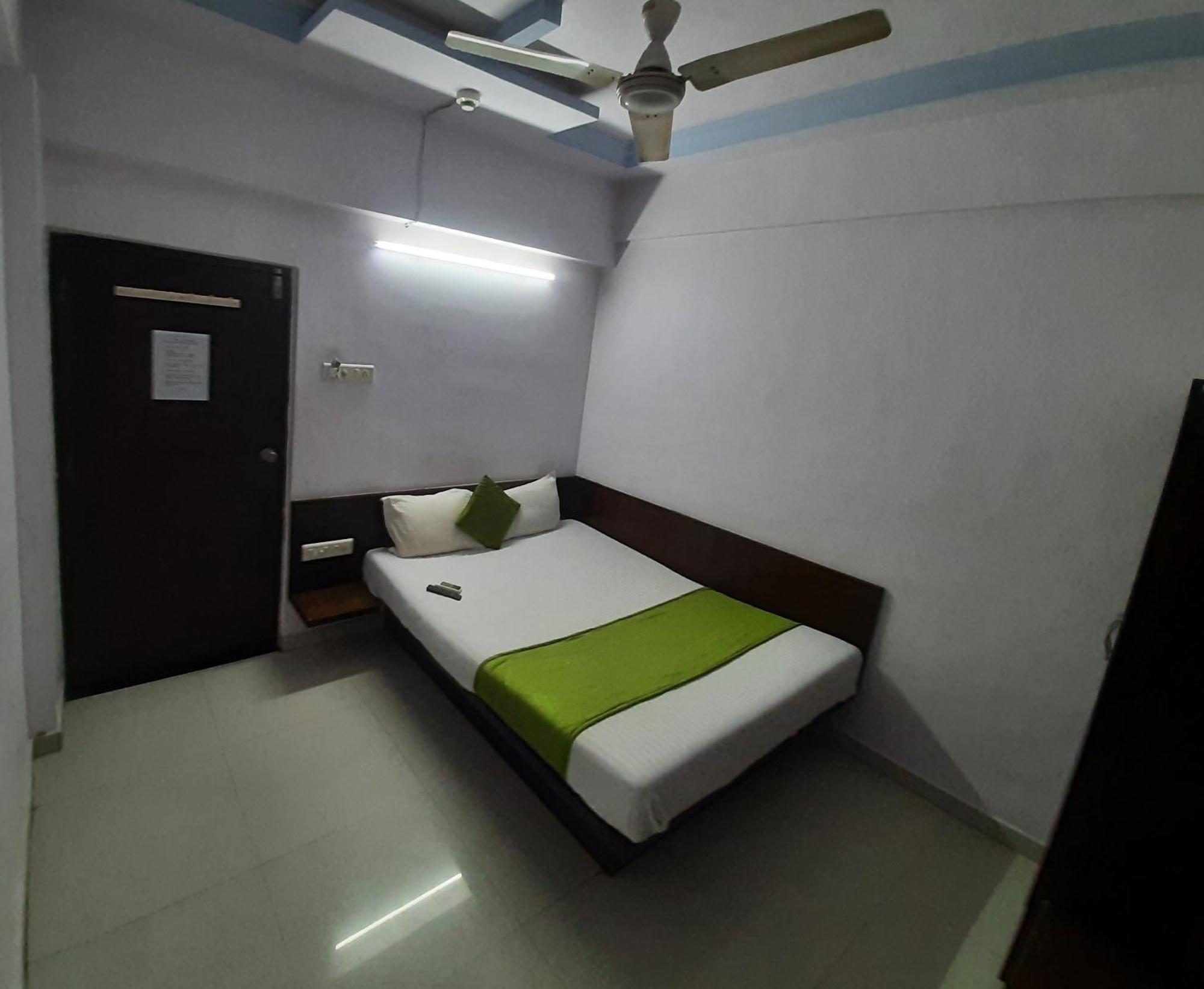 Hotel Royal Night Ahmedabad Exterior foto