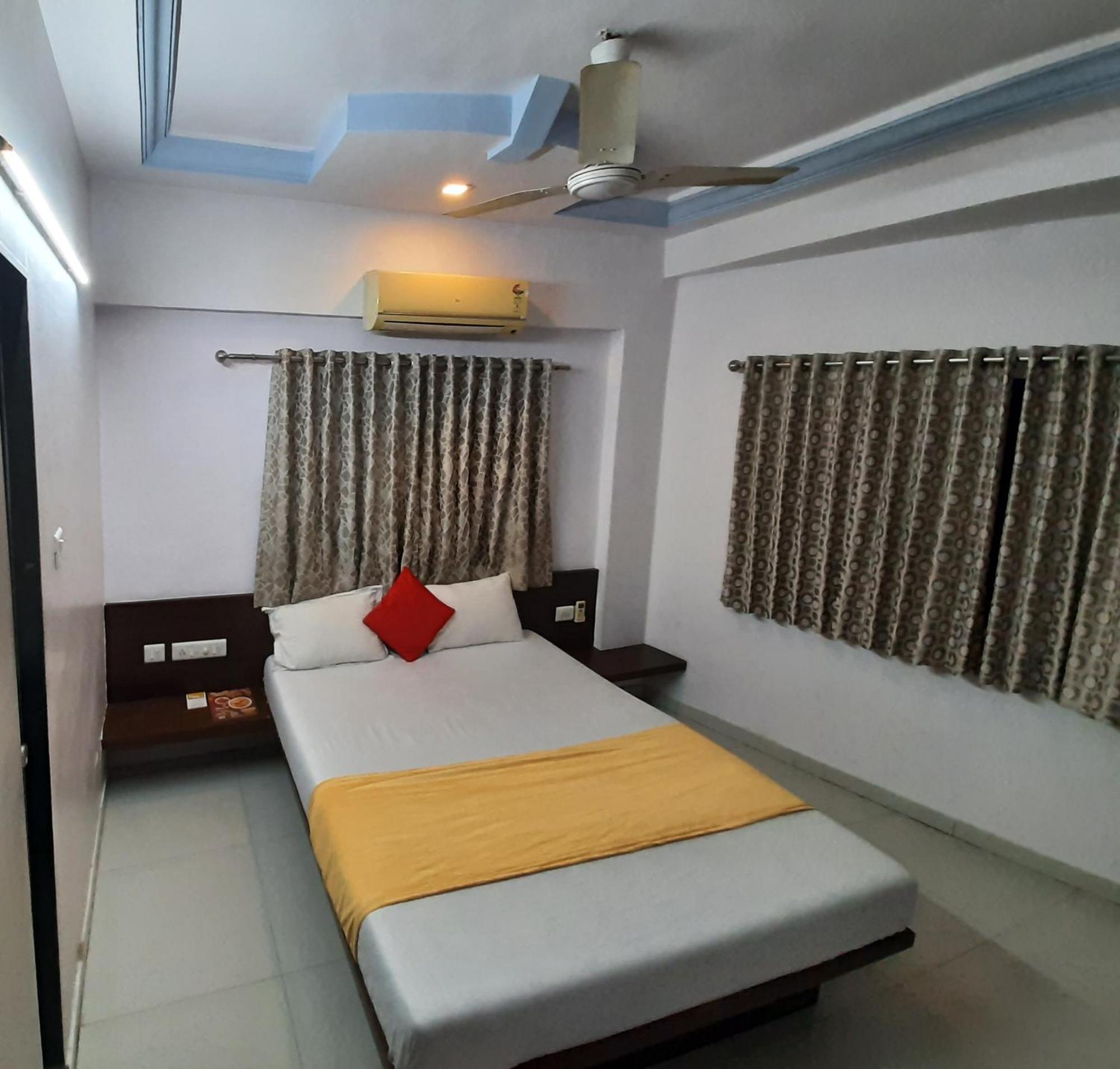 Hotel Royal Night Ahmedabad Exterior foto